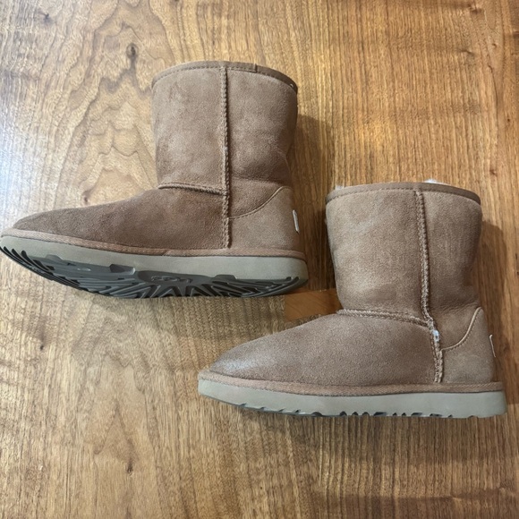 UGG Kids' Classic Short II Water Resistant Shearling Boot Chestnut Brown Size 2 - Picture 7 of 12